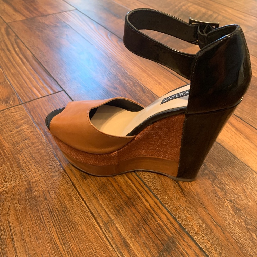 Color blocked wedges